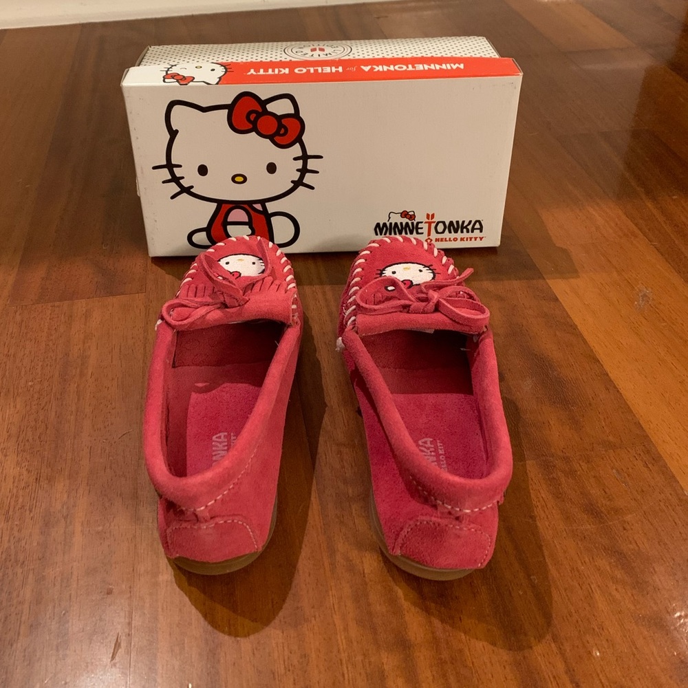 Minnetonka Hello Kitty pink moccasins Girl Size 2